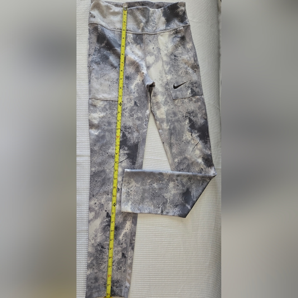 Nike Women's Gray and White Patterned Leggings - Picture 6 of 10